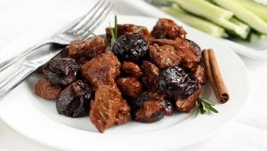 Свинина с курагой и черносливом в духовке: рецепты пикантных вторых блюд