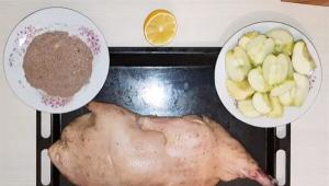 Утка с яблоками запеченная в духовке в рукаве — пошаговый рецепт